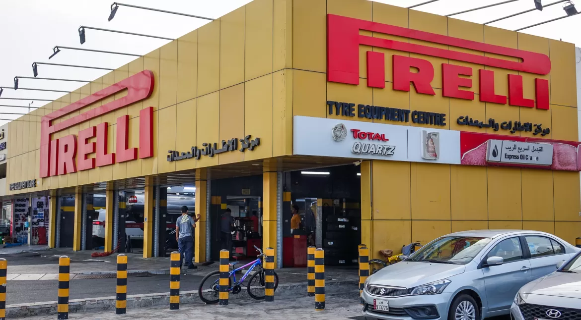 واجهة مركز الطيب TEC2 على طريق سلوى مع لافتة بيريللي